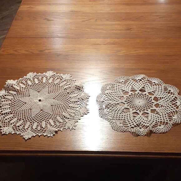 2 pc bundle vintage ecru hand crocheted doilies - Picture 1 of 6